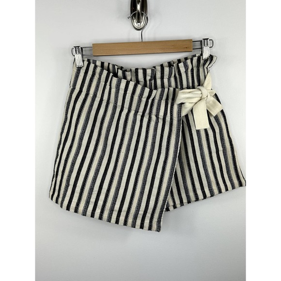 Urban Outfitters Pants - Urban Outfitters Women's Navy and Cream Strip Wrap Short Size Small Petite